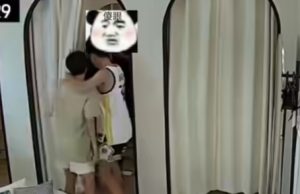 Dua lelaki diburu ganggu wanita sedang salin pakaian