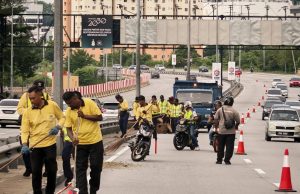 4.04 tan sisa besi, kayu tajam dikutip di Lebuh Raya Tun Dr Lim Chong Eu