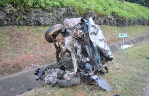 Pengawal keselamatan maut, rakan parah kereta terbabas di LPT