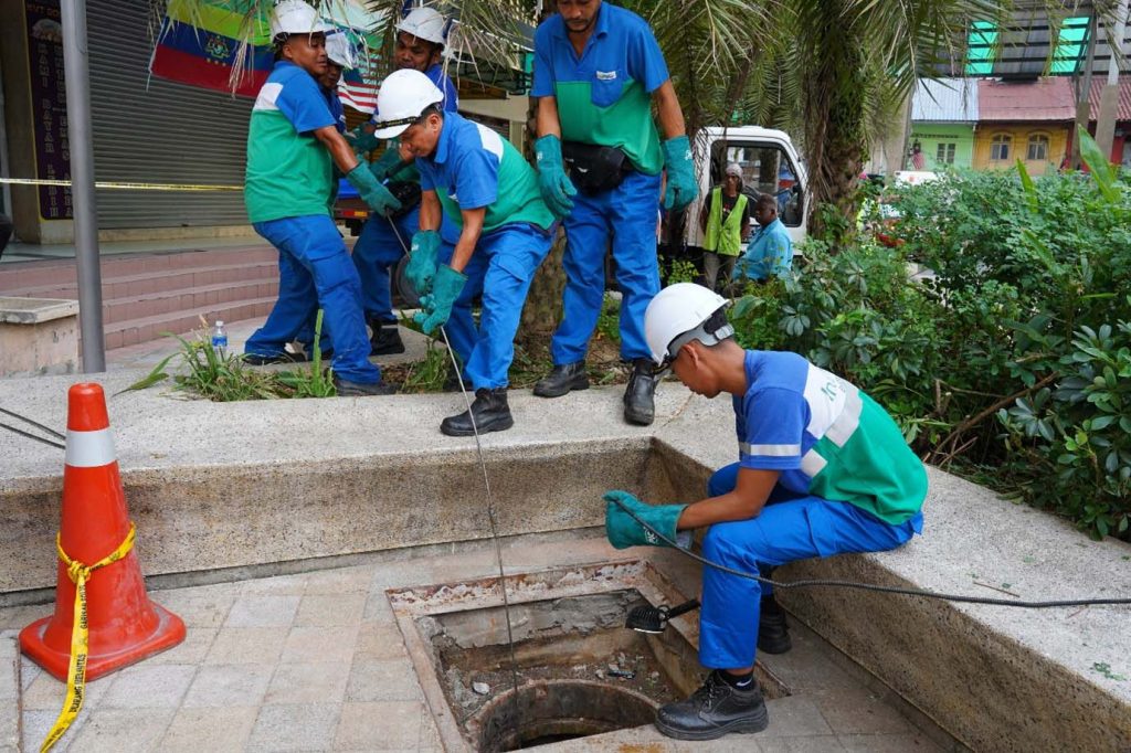 Blockage clearance by the IWK Network Team wastewater Indah Water sewerage bills