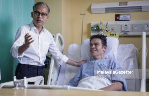 Fahmi serah bantuan Tabung Kasih@Hawana kepada editor Foto NST