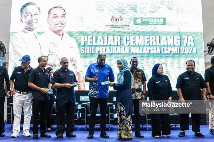 MGF21062025-PEMBERIAN INSENTIF PELAJAR CERMELANG OLEH DATUK SERI RAMANAN-12.jpeg