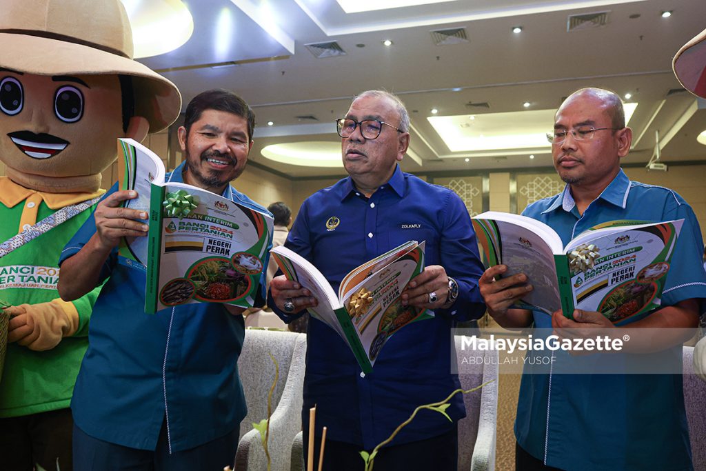 Exco Pembangunan Luar Bandar, Perladangan, Pertanian dan Industri Makanan Perak, Datuk Mohd Zolkafly Harun melihat buku Laporan Interim Banci Pertanian 2024 Negeri Perak di Bangunan Pengurusan FAMA Negeri Perak, Gopeng. Foto ABDULLAH YUSOF, 23 JUN 2025.