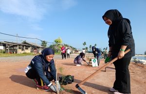 UMT dan PLANMalaysia tanam pokok pelindung pantai di Tanjung Gelam