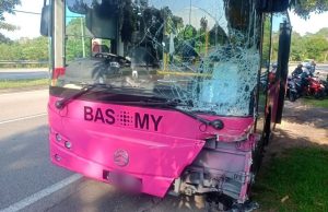 Tiga pemandu bas ‘pink’ digantung kerja