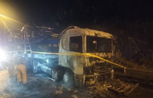 Lori bawa kenderaan mewah terbakar di simpang Genting Sempah kerana masalah enjin