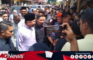PMX Luangkan Masa Makan Tengah Hari, Tunai Solat Jumaat Bersama Warga Taman Tenaga Cheras