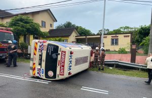 Ambulans terbalik, penolong pegawai perubatan cedera