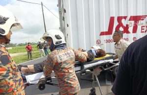 Penunggang motosikal parah terperangkap bawah lori kurier