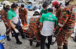 Lapan anggota bomba usung wanita 250kg turun empat tingkat