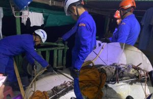 Buaya menyorok bawah kolong rumah berjaya ditangkap