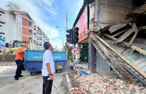 Bangunan kedai dirempuh kereta diisytihar tidak selamat