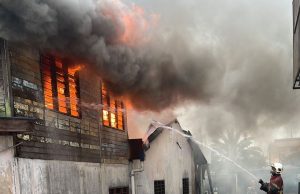 Tekanan air rendah, lapan kedai tiga kereta musnah terbakar
