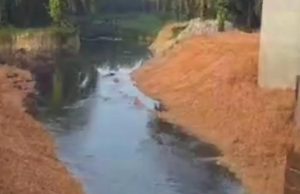 Sungai Bahai berwarna hitam, berminyak dan berbau