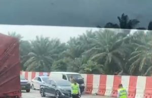 Penunggang motosikal tercampak, patah tangan langgar kereta peronda polis