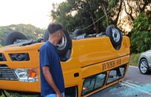 Van sekolah terbalik selepas langgar lubang, 16 pelajar cedera, patah tangan dan jari