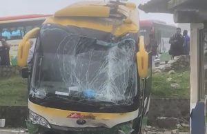 Bas bergerak sendiri sebelum rempuh tembok penghadang jalan
