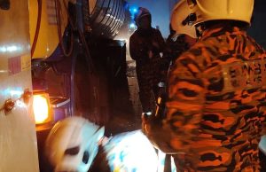 Dua penumpang maut, 16 cedera bas persiaran rempuh belakang lori