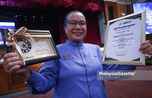 Penerima anugerah Ikon Orang Asli, Rasila Yas ,54, pada Majlis Simposium Komuniti Orang Asli Negeri Perak 2025 di Dewan Bankuet Bangunan Perak Darul Ridzuan, Ipoh. Foto ABDULLAH YUSOF, 02 JULAI 2025. JAKOA Saarani Mohamad Perak Sejahtera 2023 Pengetua SMK Menglembu