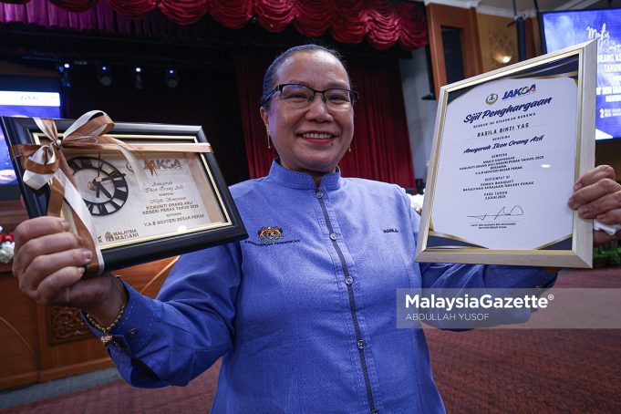 Penerima anugerah Ikon Orang Asli, Rasila Yas ,54, pada Majlis Simposium Komuniti Orang Asli Negeri Perak 2025 di Dewan Bankuet Bangunan Perak Darul Ridzuan, Ipoh. Foto ABDULLAH YUSOF, 02 JULAI 2025. JAKOA Saarani Mohamad Perak Sejahtera 2023 Pengetua SMK Menglembu