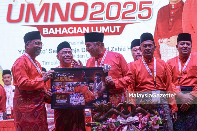 PRESIDEN UMNO MERASMIKAN MESYUARAT PERWAKILAN UMNO LUMUT