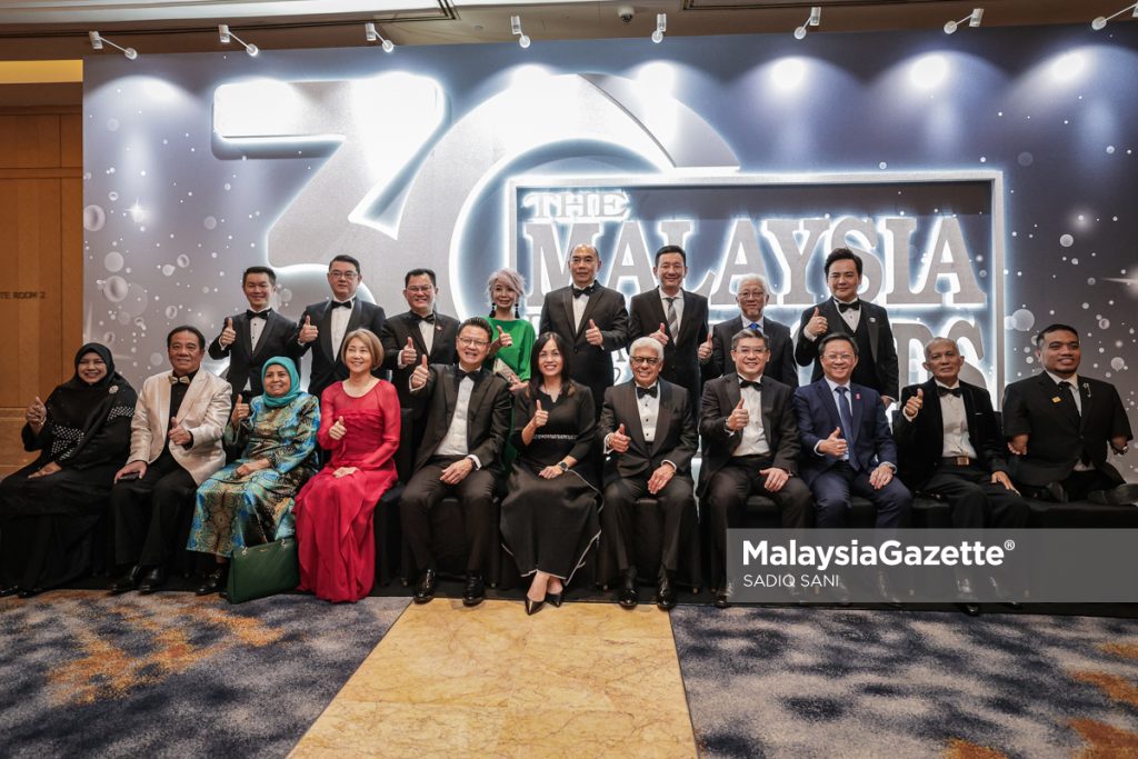 Timbalan Menteri Komunikasi, Teo Nie Ching dan Pengerusi Malaysia Book of Records, Datuk Micheal Tio bergambar kenangan bersama tetamu-tetamu kehormat pada Majlis Ulang Tahun Malaysia Book of Records ke-30 di One World Hotel, Petaling Jaya. Foto SADIQ SANI, 11 JULAI 2025