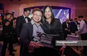 10 instrumen subsidiari mudahkan pelaksanaan Akta Keselamatan Dalam Talian 2024 – Teo Timbalan Menteri Komunikasi, Teo Nie Ching bersama Pengurus Besar Pemasaran dan Acara MalaysiaGazette, Chloe Siao Hui Boon pada Majlis Ulang Tahun Malaysia Book of Record ke 30 di One World Hotel, Petaling Jaya. Foto SADIQ SANI, 11 JULAI 2025
