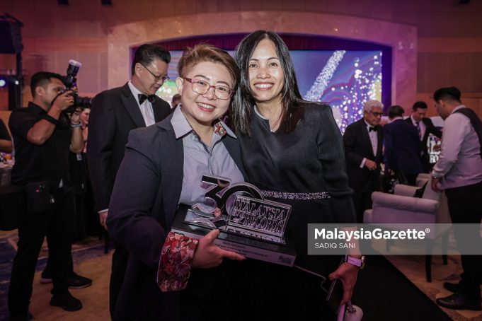 Timbalan Menteri Komunikasi, Teo Nie Ching bersama Pengurus Besar Pemasaran dan Acara MalaysiaGazette, Chloe Siao Hui Boon pada Majlis Ulang Tahun Malaysia Book of Record ke 30 di One World Hotel, Petaling Jaya. Foto SADIQ SANI, 11 JULAI 2025