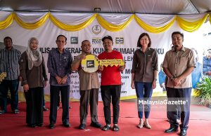 20 tahun menyewa, Asri bersyukur miliki kediaman sendiri melalui Rumah Perakku Menteri Besar Perak, Datuk Seri Saarani Mohamad (empat, kiri) menyerahkan replika kunci rumah kepada Asri Awang Ahmad, 45, pada Majlis Penyerahan Kunci Rumah Perakku di Taman Perakku Batu 14, Lekir, pada Khamis. Foto ANIQ NABILAFIQ ANUAR, 24 JULAI 2025. rumah mampu milik Perak Sejahtera 2030
