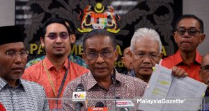 Ahli Parlimen Kota Bharu, Datuk Seri Takiyuddin Hassan bercakap kepada media pada Mesyuarat Kedua Penggal Keempat Parlimen ke-15, turut sama Ketua Pembangkang yang juga Ahli Parlimen Larut, Datuk Seri Hamzah Zainudin (dua kanan) di Dewan Rakyat, Parlimen. Foto JABATAN PENERANGAN MALAYSIA, 24 JULAI 2025.