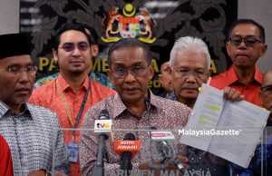 Ahli Parlimen Kota Bharu, Datuk Seri Takiyuddin Hassan bercakap kepada media pada Mesyuarat Kedua Penggal Keempat Parlimen ke-15, turut sama Ketua Pembangkang yang juga Ahli Parlimen Larut, Datuk Seri Hamzah Zainudin (dua kanan) di Dewan Rakyat, Parlimen. Foto JABATAN PENERANGAN MALAYSIA, 24 JULAI 2025.