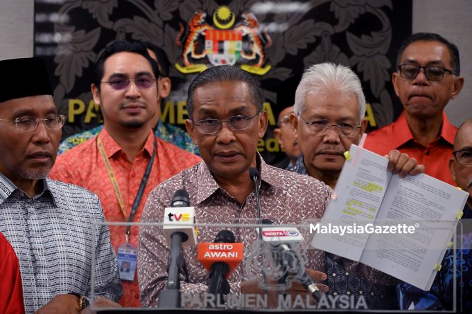 Ahli Parlimen Kota Bharu, Datuk Seri Takiyuddin Hassan bercakap kepada media pada Mesyuarat Kedua Penggal Keempat Parlimen ke-15, turut sama Ketua Pembangkang yang juga Ahli Parlimen Larut, Datuk Seri Hamzah Zainudin (dua kanan) di Dewan Rakyat, Parlimen. Foto JABATAN PENERANGAN MALAYSIA, 24 JULAI 2025. Ahli Parlimen Kota Bharu, Datuk Seri Takiyuddin Hassan bercakap kepada media pada Mesyuarat Kedua Penggal Keempat Parlimen ke-15, turut sama Ketua Pembangkang yang juga Ahli Parlimen Larut, Datuk Seri Hamzah Zainudin (dua kanan) di Dewan Rakyat, Parlimen. Foto JABATAN PENERANGAN MALAYSIA, 24 JULAI 2025.