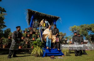 Istiadat ratusan tahun Datuk Panglima Kinta kembali diadakan Datuk Panglima Kinta, Datuk Ab Wahab Azizul Hassan dan isteri ketika selesai dimandikan pada Istiadat Tabal Mandi Balai di perkarangan kediaman rasmi Orang Besar Jajahan Kinta, Ipoh, pada Isnin. Foto ANIQ NABILAFIQ ANUAR, 28 JULAI 2025. Istiadat pertabalan mandi balai