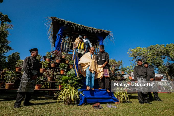 Datuk Panglima Kinta, Datuk Ab Wahab Azizul Hassan dan isteri ketika selesai dimandikan pada Istiadat Tabal Mandi Balai di perkarangan kediaman rasmi Orang Besar Jajahan Kinta, Ipoh, pada Isnin. Foto ANIQ NABILAFIQ ANUAR, 28 JULAI 2025. Istiadat pertabalan mandi balai