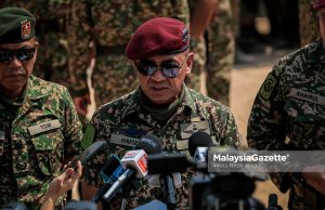 Anggota komando maut ketika latihan selam guna peralatan lama