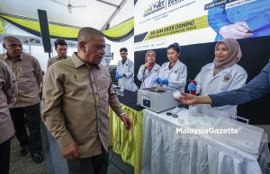 Menteri Besar Perak, Datuk Seri Saarani Mohamad melawat reruai pameran Jelajah AIM TVET Cikgu Saarani pada Majlis Pembentangan Laporan Kemajuan Tahun Ketiga Perak Sejahtera 2030 di Kolej Kemahiran Tinggi Mara, Lenggong. Foto ABDULLAH YUSOF, 30 JUN 2025. Koridor TVET Negara Perak