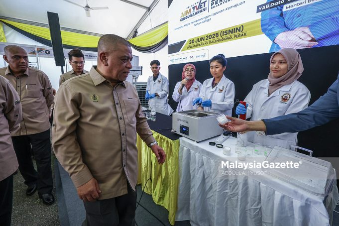 Menteri Besar Perak, Datuk Seri Saarani Mohamad melawat reruai pameran Jelajah AIM TVET Cikgu Saarani pada Majlis Pembentangan Laporan Kemajuan Tahun Ketiga Perak Sejahtera 2030 di Kolej Kemahiran Tinggi Mara, Lenggong. Foto ABDULLAH YUSOF, 30 JUN 2025. Koridor TVET Negara Perak