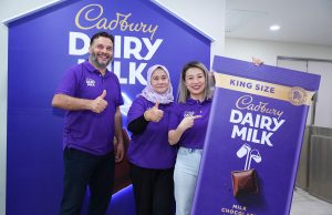 Abdallah Habib, Pengarah Pembuatan, Raja Zalina Raja Safran, Ketua Korporat dan Hal Ehwal Kerajaan, dan See Mei Sin, Ketua Pemasaran Mondelēz International (Malaysia & Singapore) melancarkan coklat Cadbury King Size 200g dengan rasa lebih coklat, berkrim dan nikmat.