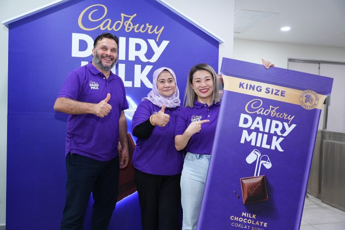 Abdallah Habib, Pengarah Pembuatan, Raja Zalina Raja Safran, Ketua Korporat dan Hal Ehwal Kerajaan, dan See Mei Sin, Ketua Pemasaran Mondelēz International (Malaysia & Singapore) melancarkan coklat Cadbury King Size 200g dengan rasa lebih coklat, berkrim dan nikmat.