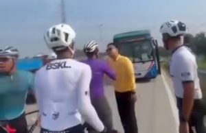 Polis buru pengayuh basikal halang laluan bas
