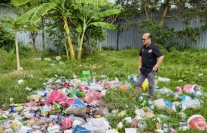 Dapur asrama kotor, jamban berlumut dan pekerja mandi terbuka