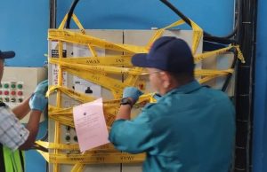 Kilang sarung tangan diarah henti operasi, lepas sisa buih ke longkang