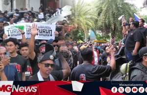 Anak-Anak Muda Membanjiri Pekarangan Masjid Jamek Sertai Himpunan Rakyat
