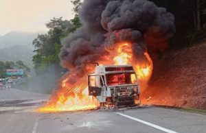 Lori muatan khemah terbakar di Lebuhraya Karak