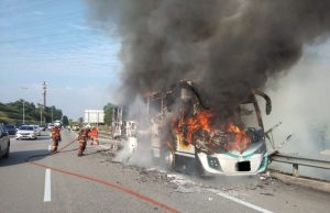 13 selamat selepas bas persiaran terbakar di MEX