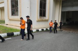 Dua anggota imigresen KLIA disyaki terima suapan RM400,000 direman tujuh hari