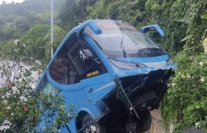 6 pekerja kilang cedera, bas terbalik di selekoh berbukit