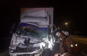 Kelindan maut lori terbabas langgar pembahagi jalan