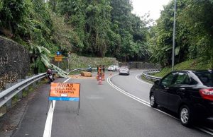 Bongkah batu jatuh dari lereng bukit, laluan kini dibuka semula
