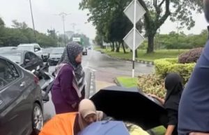 Tular wanita bersalin tepi jalan, ikat tali pusat dengan tali kasut